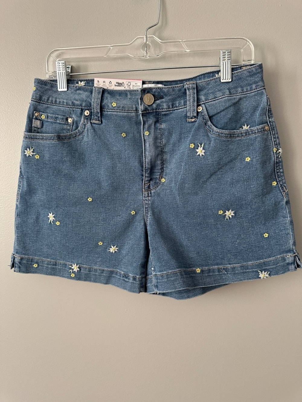 Seven7 Blue Denim High Rise Weekend Shorts with Daisy Embroidery Size 6 NWT